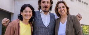 Three researchers, Marta Mas-Torrent, Mariano Campoy-Quiles, and Nora Ventosa, stand in celebratory poses in front of the ICMAB building.