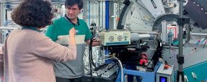 M. Rosa Palacín (ICMAB researcher) and Giovanni Agostini (beamline responsible at NOTOS)