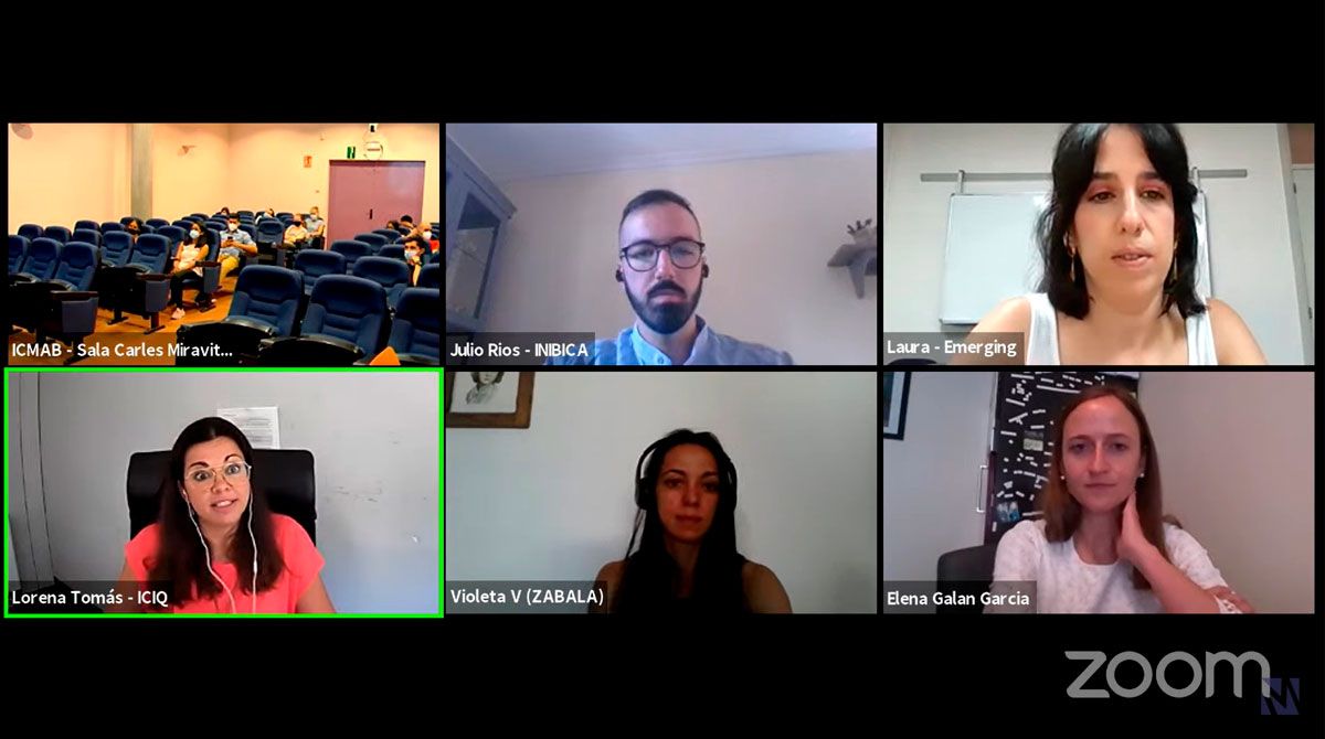 Zoom screenshot of the online roundtable. Includes the four researchers invited to the talk, the audience in the ICMAB conference room and host Laura Cabana.