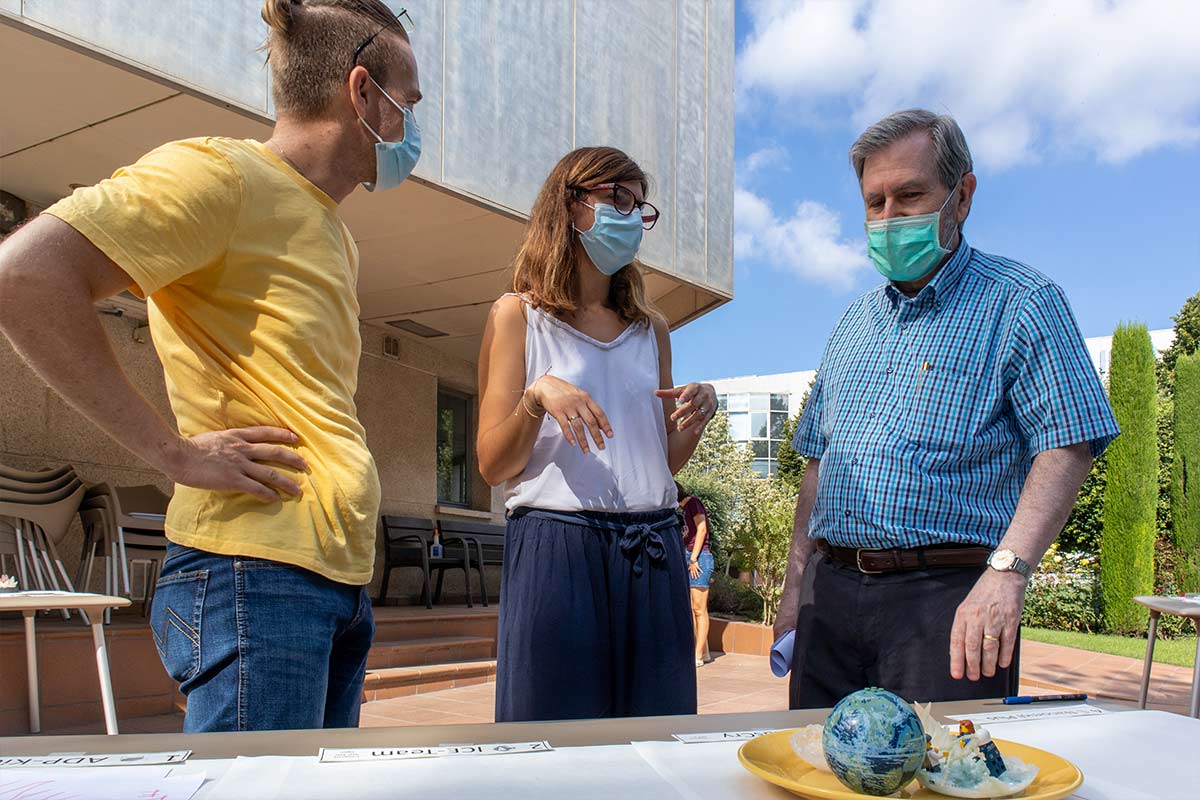 The judges examining the crystals at CRYSTALMATCH.