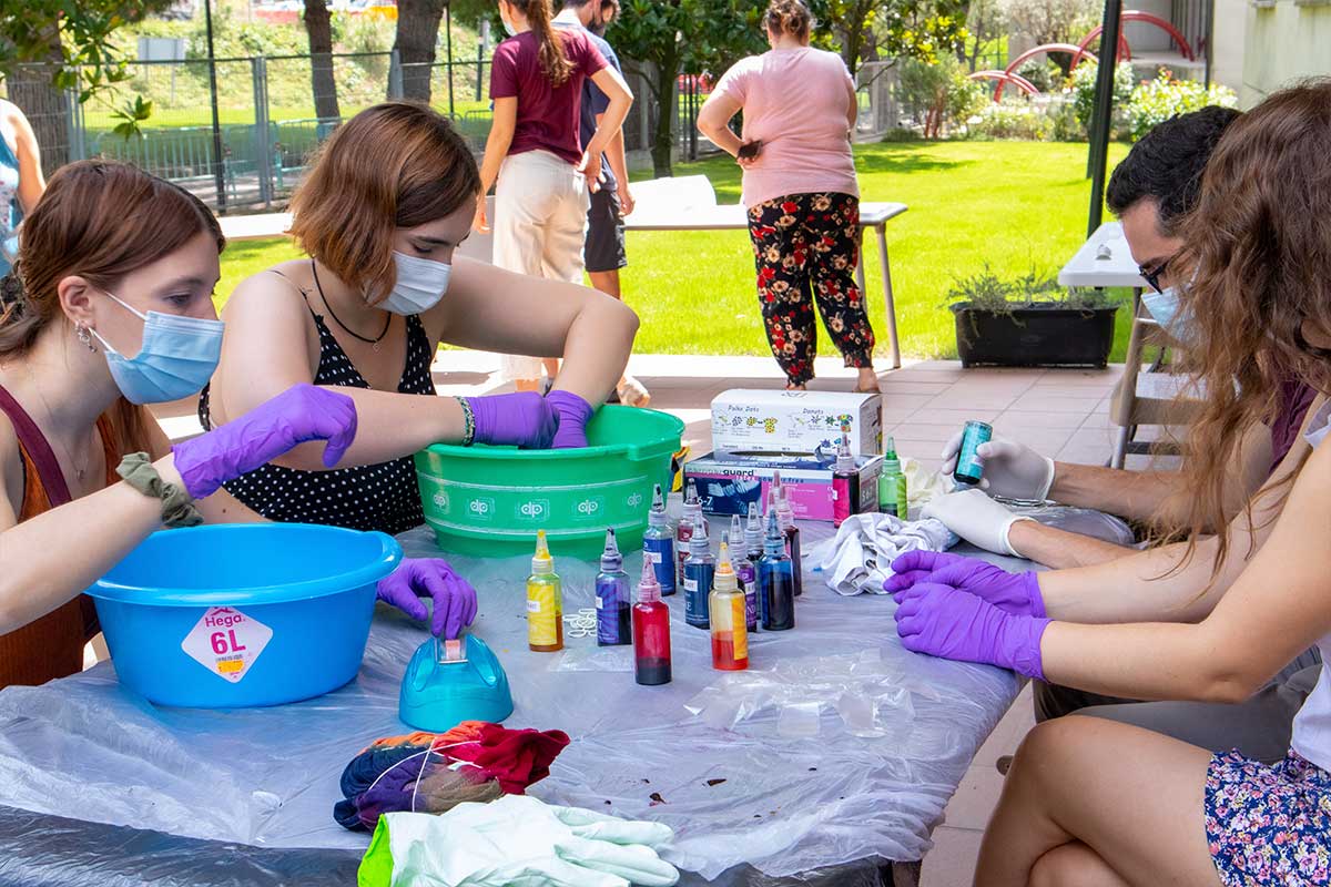 Participants at the tie dye workshop