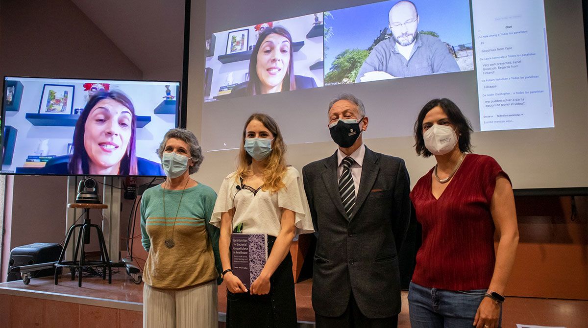 Irene Anton's PhD defense. In the screen: Carmen Sofia da Rocha Freire Barros and Aldo Ferrari. Standing, left to right, Anna Roig, Irene Anton, Ricardo Pedro Casaroli Marano and Anna Laromaine