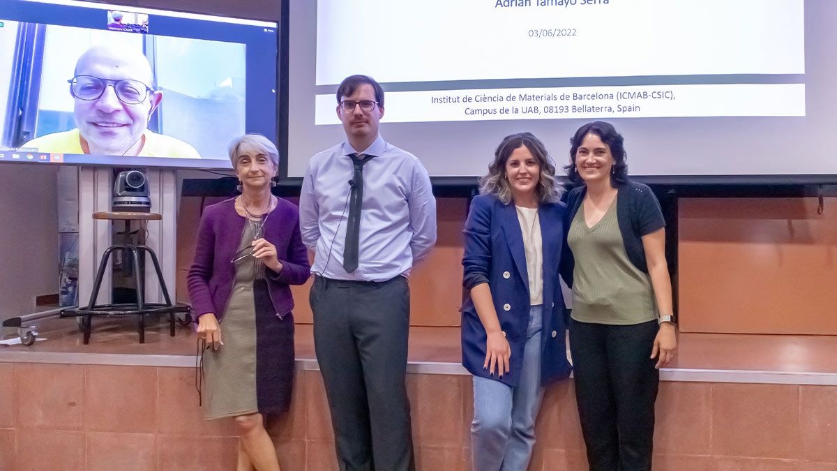 A picture of people standing, from left to right: Joaquim Puigdollers (on a screen), Carmen Ocal, Adrián Tamayo, Paula Mayorga Burrezo and Marta Mas