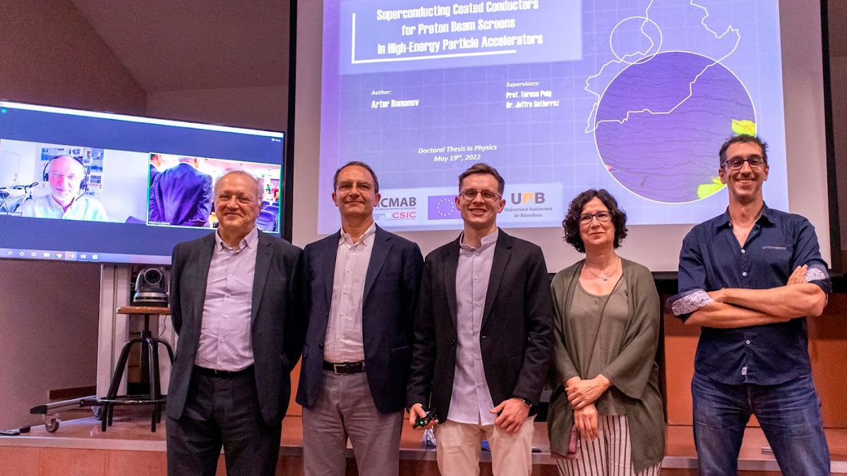 A picture of Walter Wuensch (on a screen), Xavier Obradors, Enrico Silva, Artur Romanov, Teresa Puig and Joffre Gutierrez