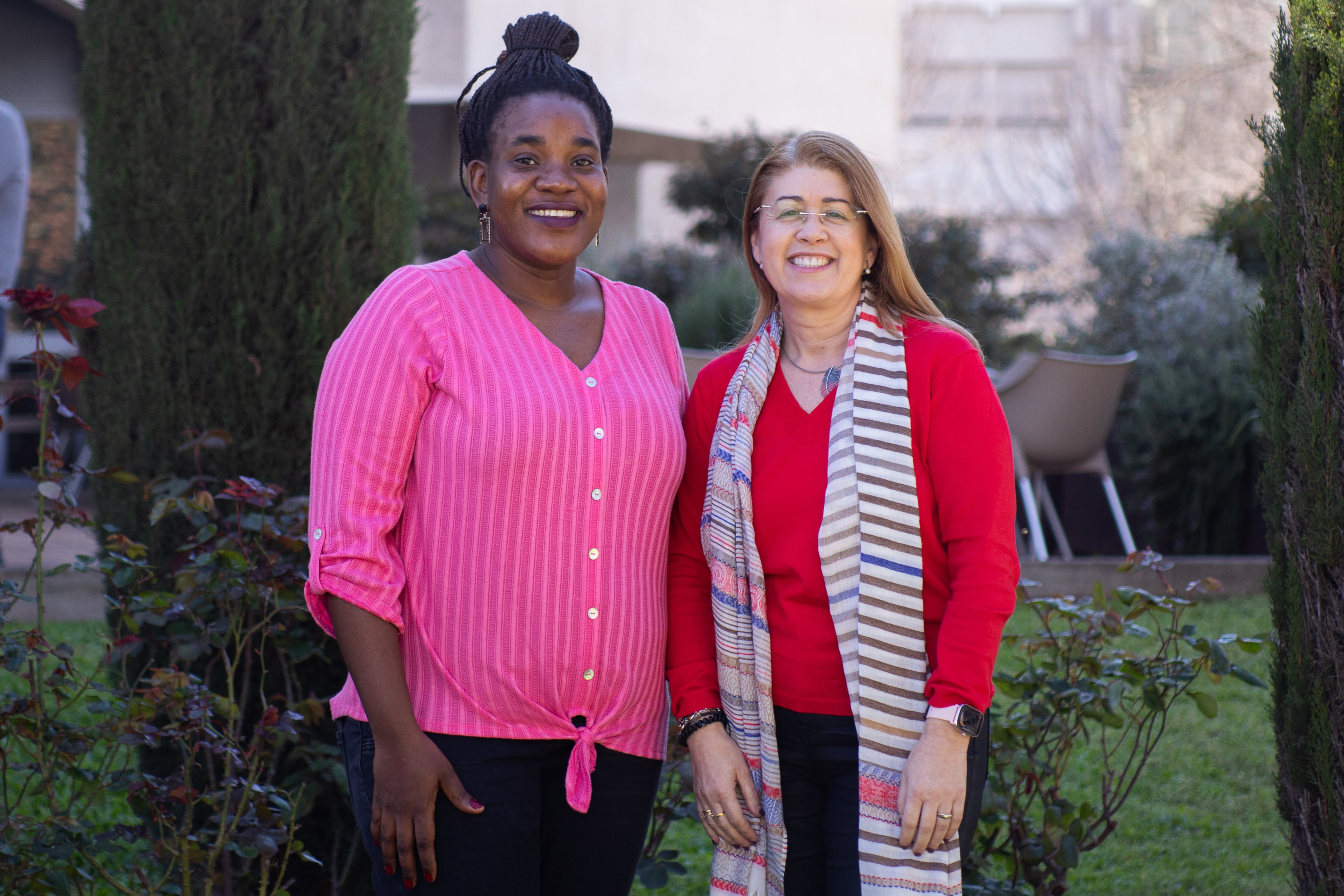 Dr. Managa poses with Dr. Nuñez at the ICMAB garden