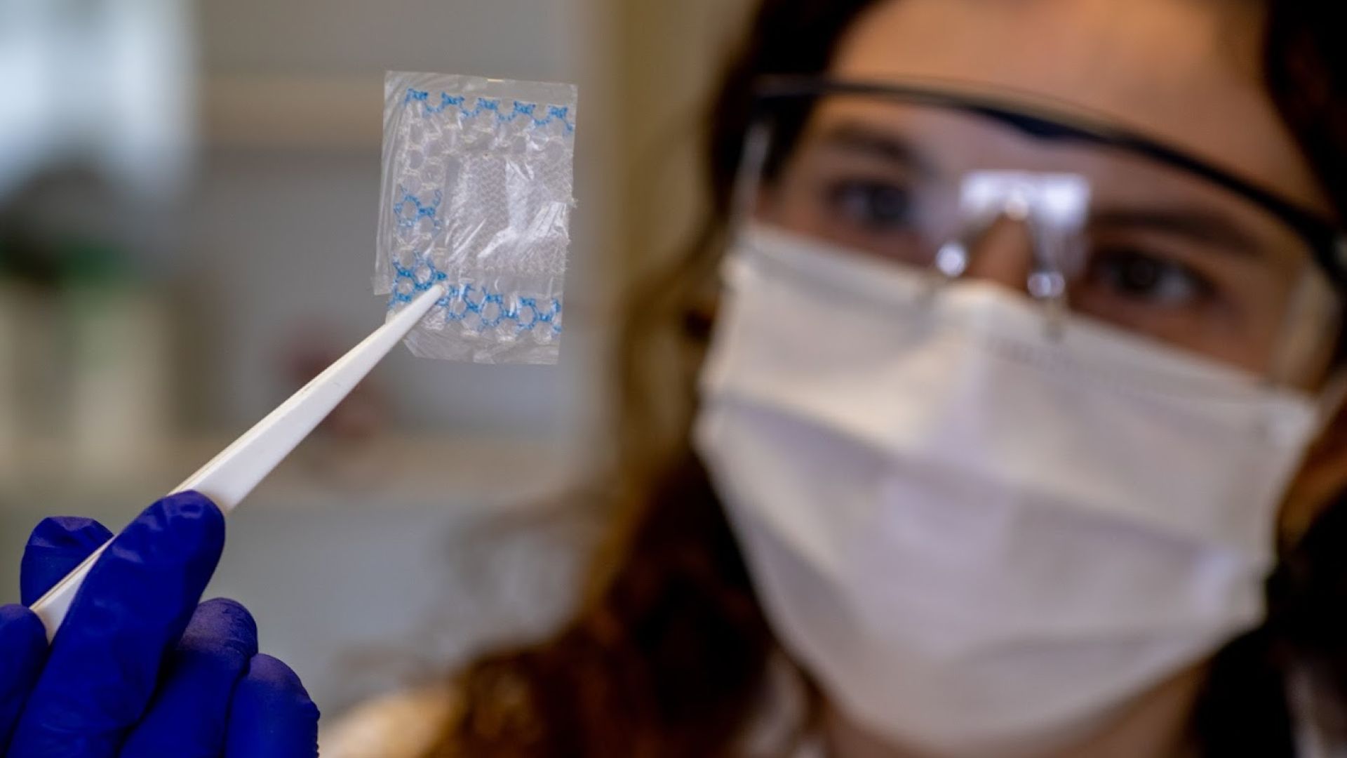 Sole Roig, researcher at the NN group at ICMAB-CSIC, showing a sample of a hybrid mesh of surgical polypropylene and the bio-based bacterial nanocellulose. | ICMAB-CSIC