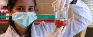 Jewel Ann Maria Xavier, ICMAB researcher, with the magnetic nanoparticles. | ICMAB-CSIC