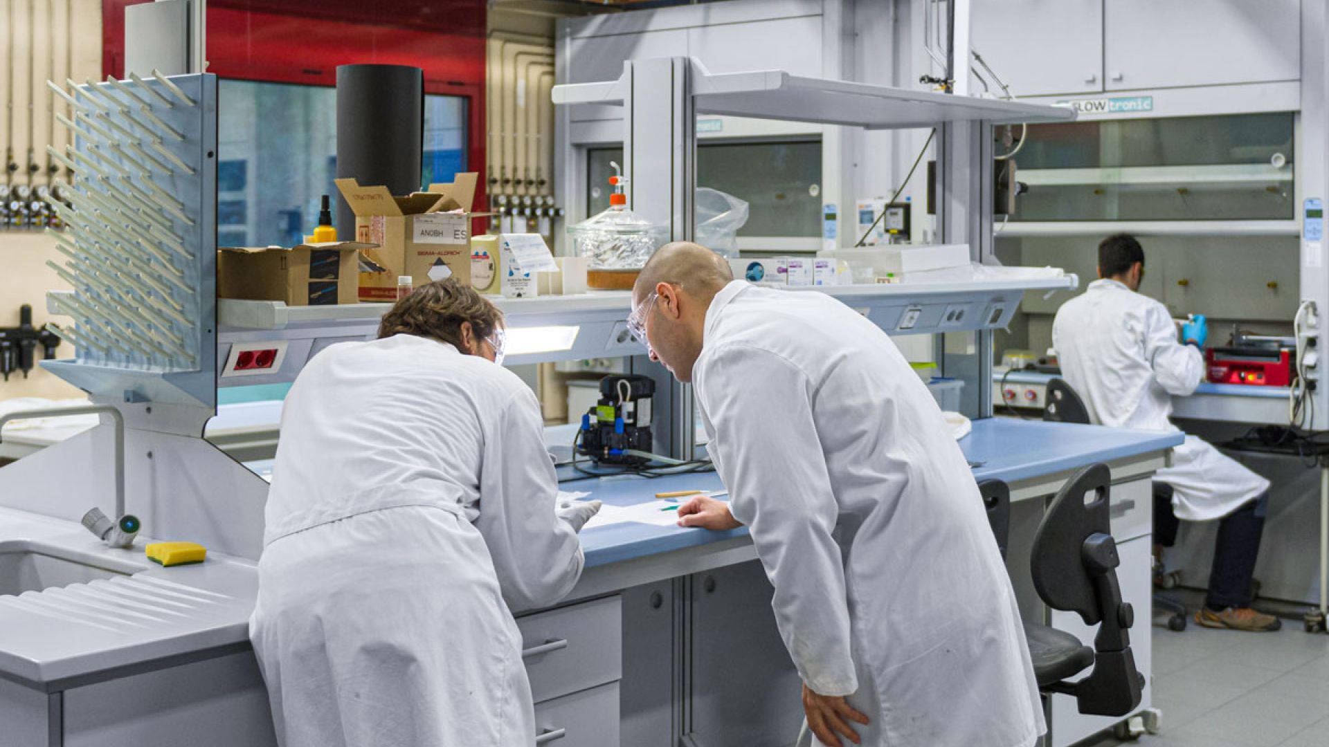 Two ICMAB researchers discussing in a lab