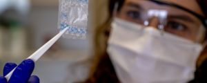Sole Roig, researcher at the NN group at ICMAB-CSIC, showing a sample of a hybrid mesh of surgical polypropylene and the bio-based bacterial nanocellulose. | ICMAB-CSIC