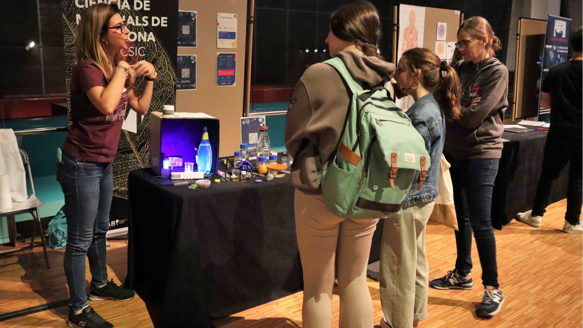 ICMAB stand at the Science Fair in CosmoCaixa for the EU Researchers' Night | ICMAB-CSIC