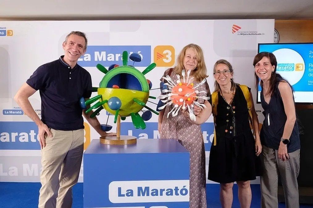Imma Ratera with other researchers during the Social Return event of La Marató