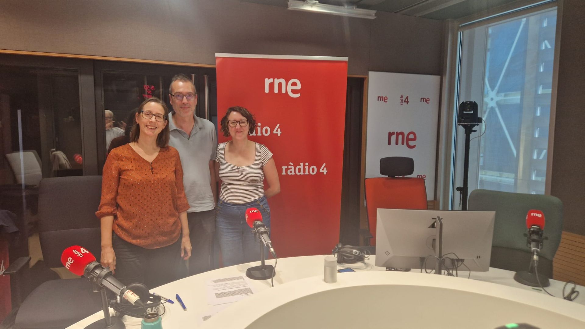 Visit to Ràdio 4 to present the exhibition Quantum at ICMAB