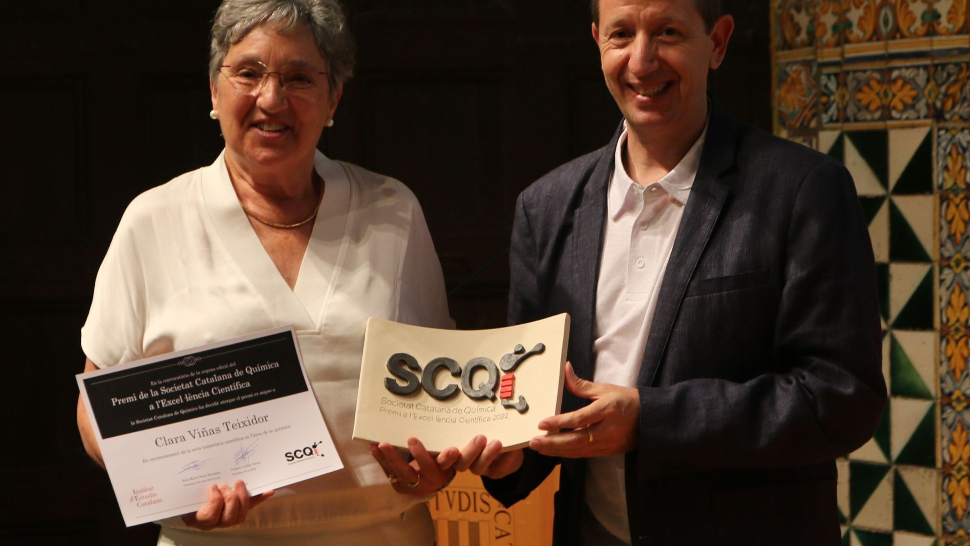 Clara Viñas receives the SCQ research award from Gregori Ujaque, president of the SCQ at the IEC (21 June 2022) | SCQ-IEC