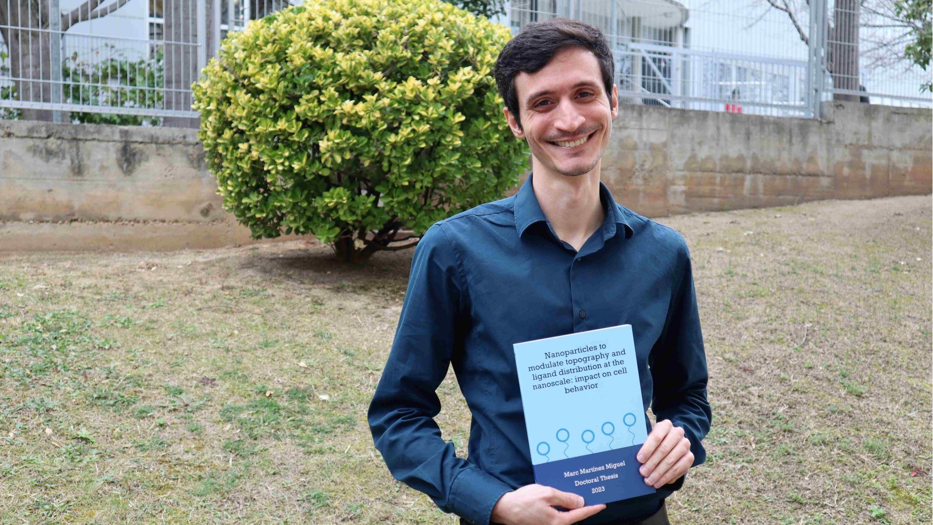 Doctor Marc Martínez with his PhD Thesis | ICMAB, CSIC