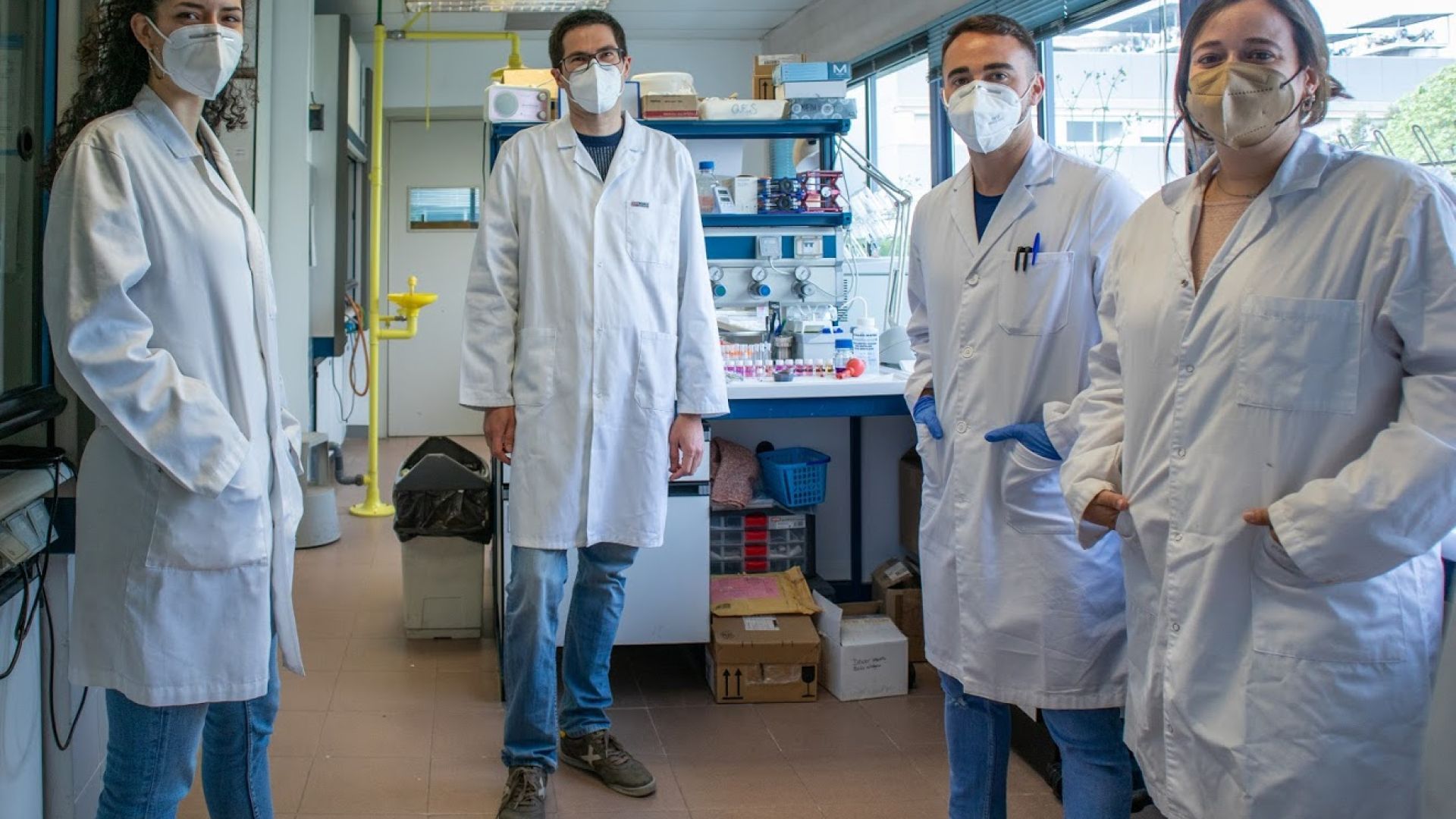 Gerard Tobías (second-left) and Marina Llenas (right) in the laboratory at ICMAB with other members of the team.