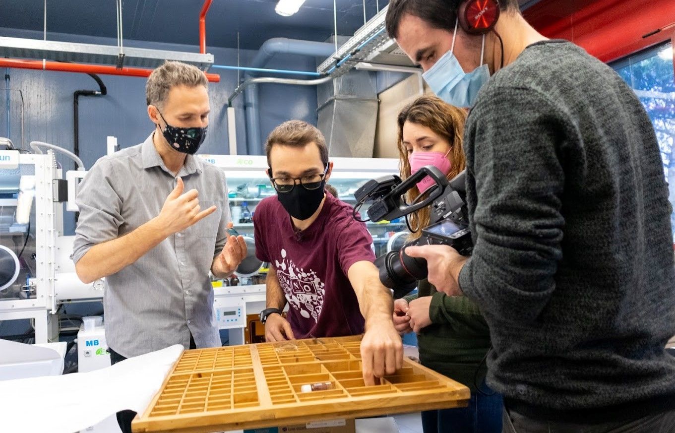 Martí Gibert and the Escolab recording team at ICMAB
