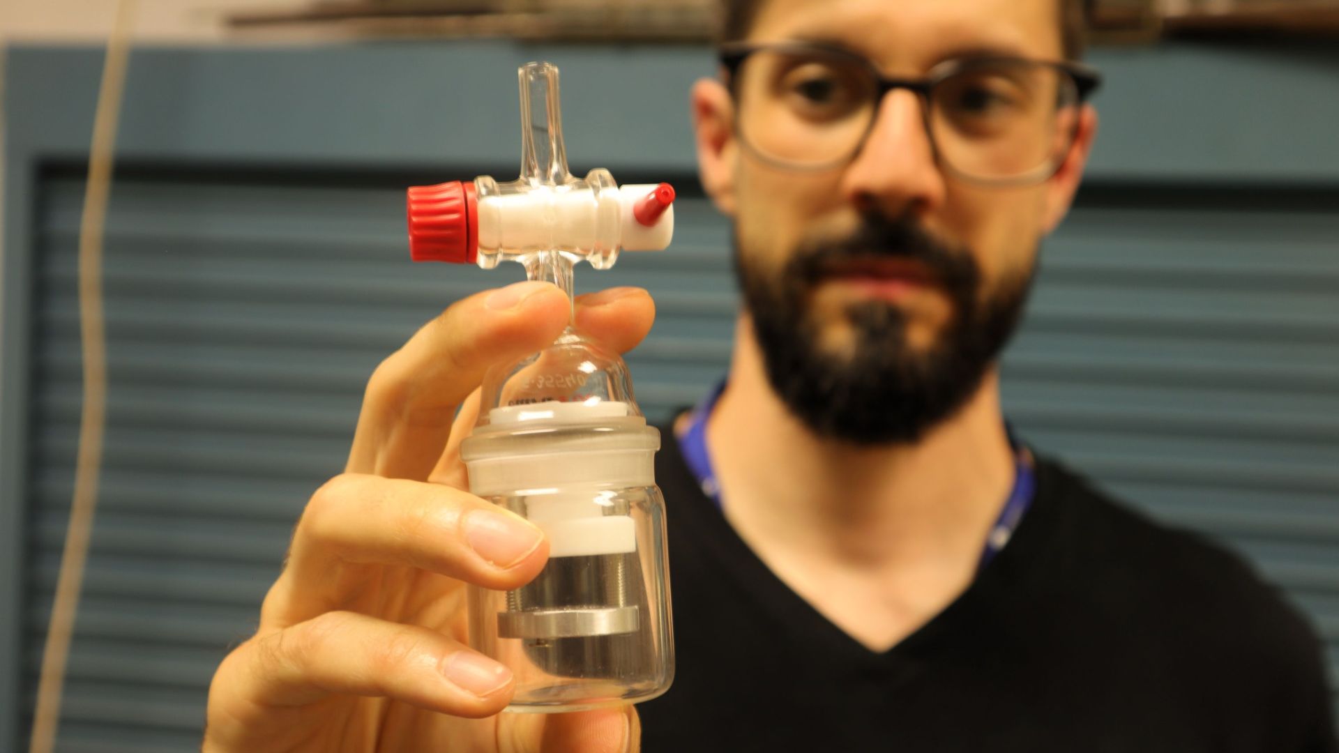 Daniel Herrera showing the Sublima2 project device | ICMAB-CSIC
