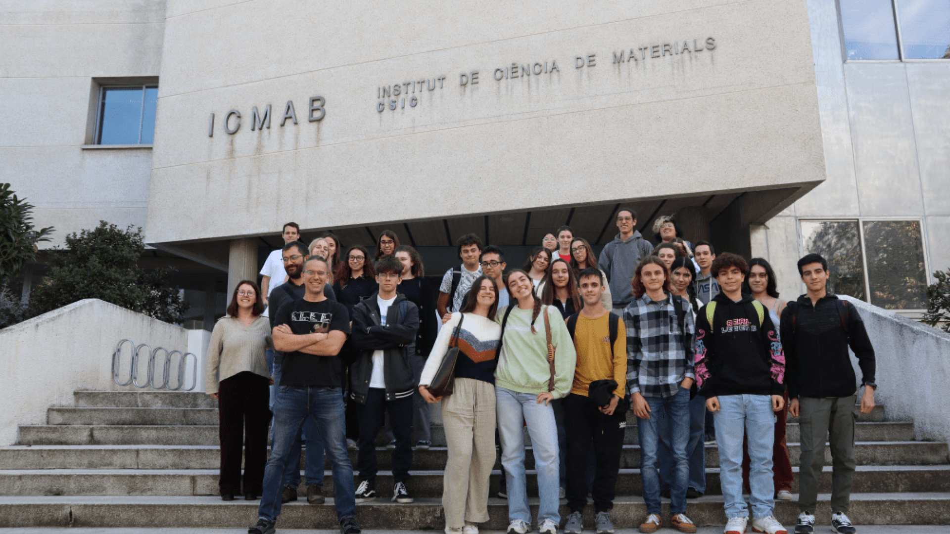"Bojos per la Física" students at ICMAB