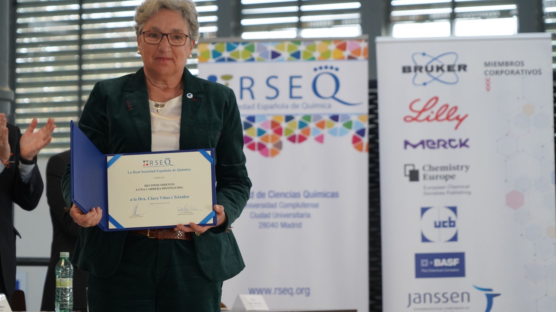 Clara Viñas receiving the RSEQ award | RSEQ
