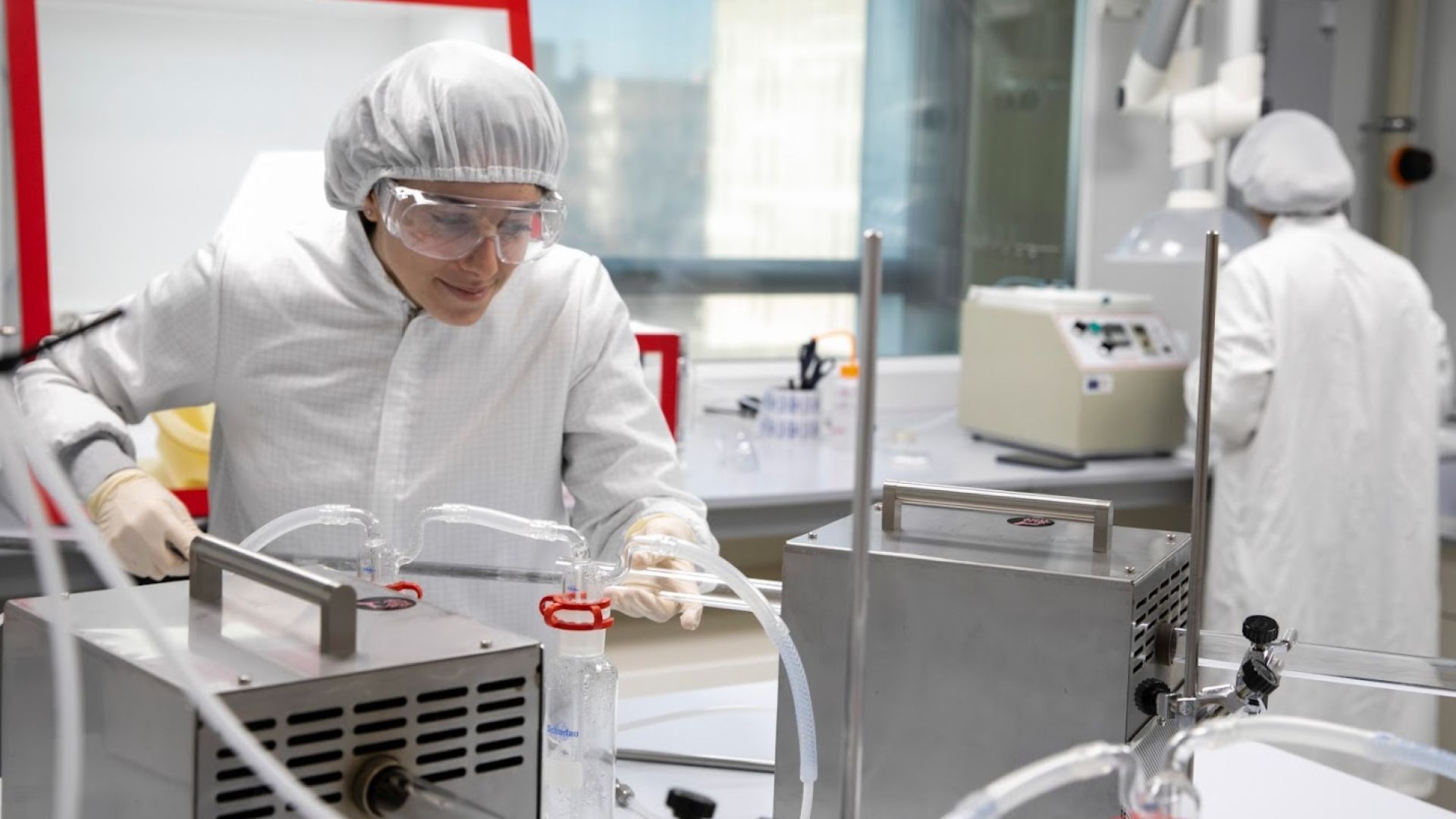 Researcher in the lab | ICMAB-CSIC
