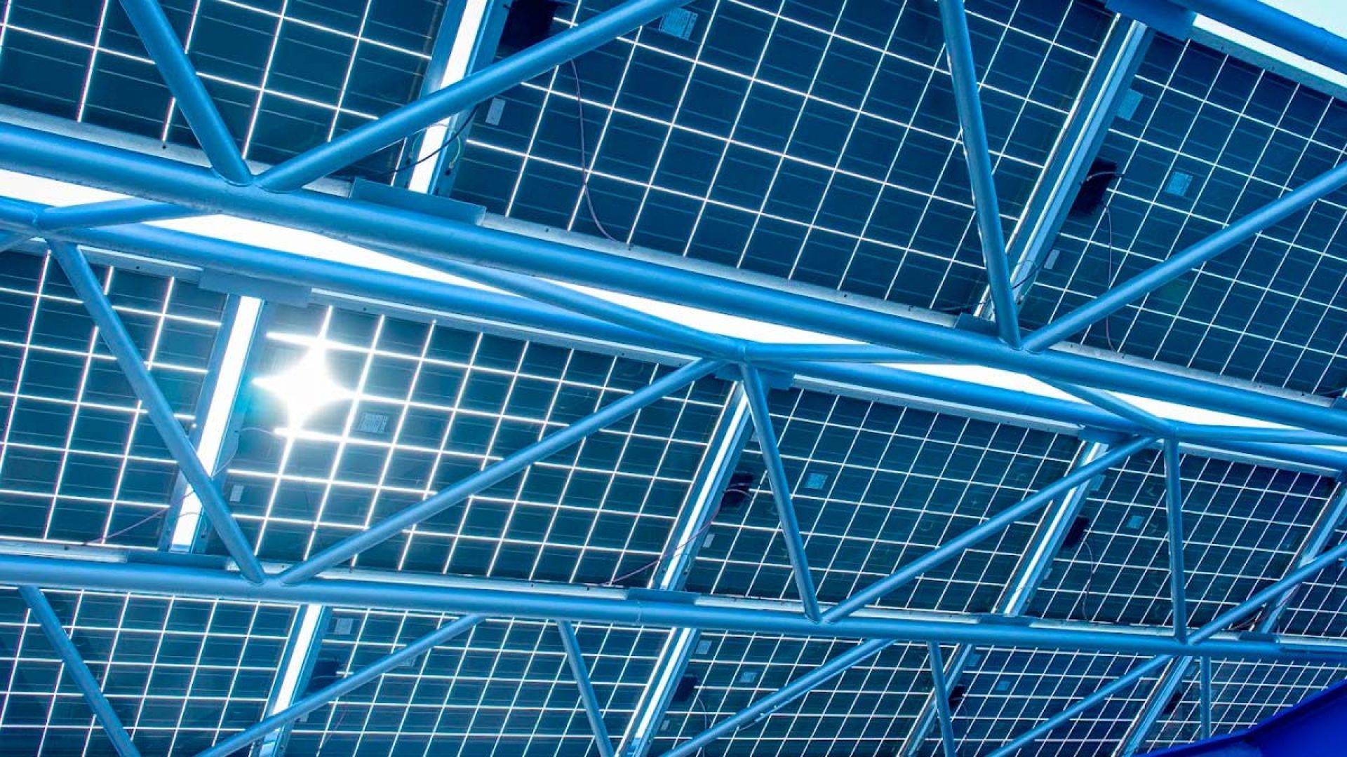 The solar panels at the top of the ICMAB building. / ICMAB