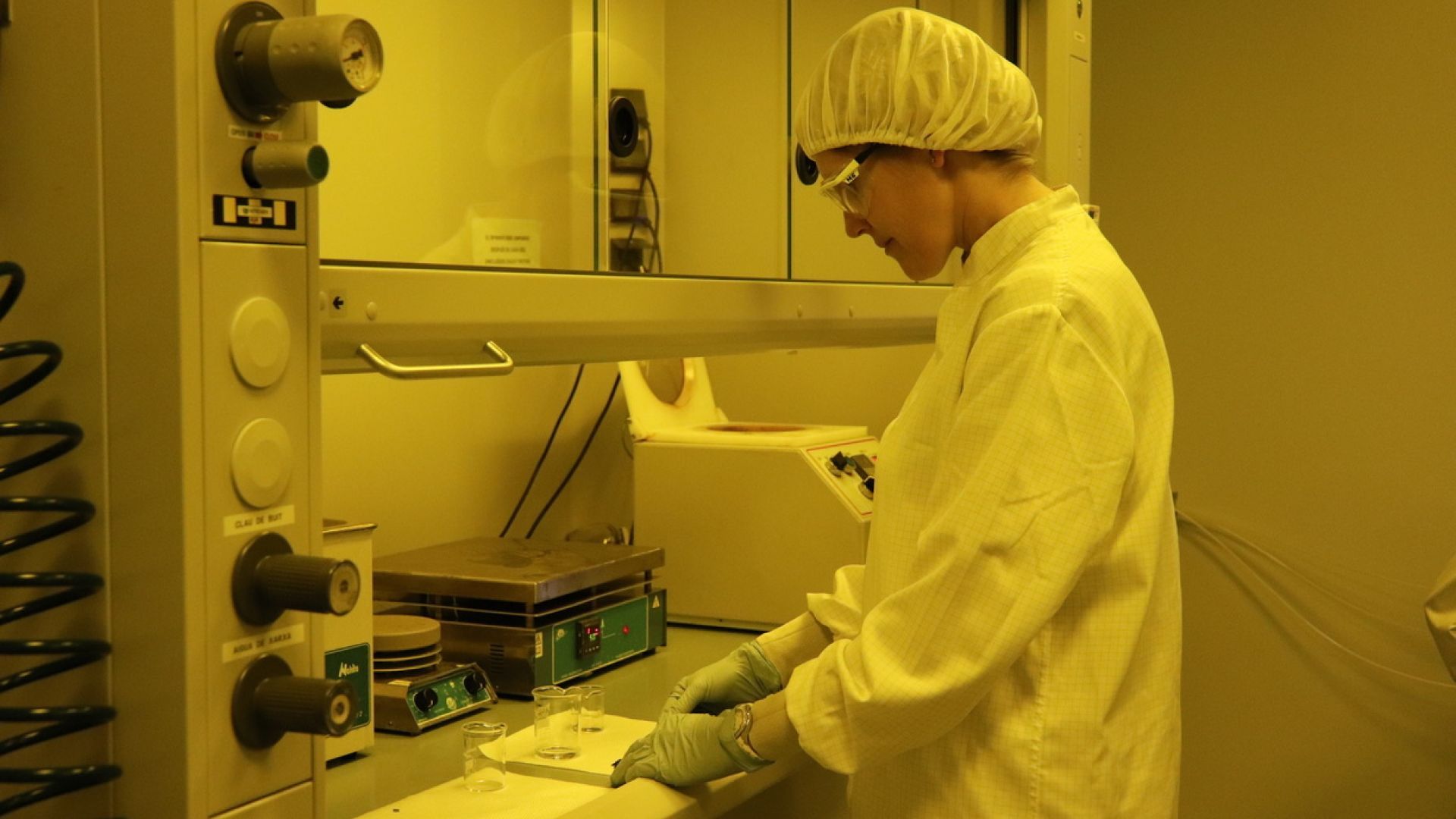 Clean Room technician at ICMAB. | ICMAB