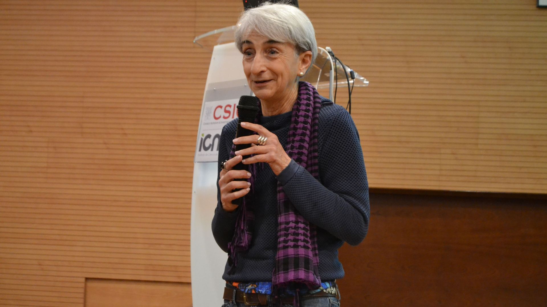 Carmen Ocal giving some words at the end of her tribute at ICMM-CSIC