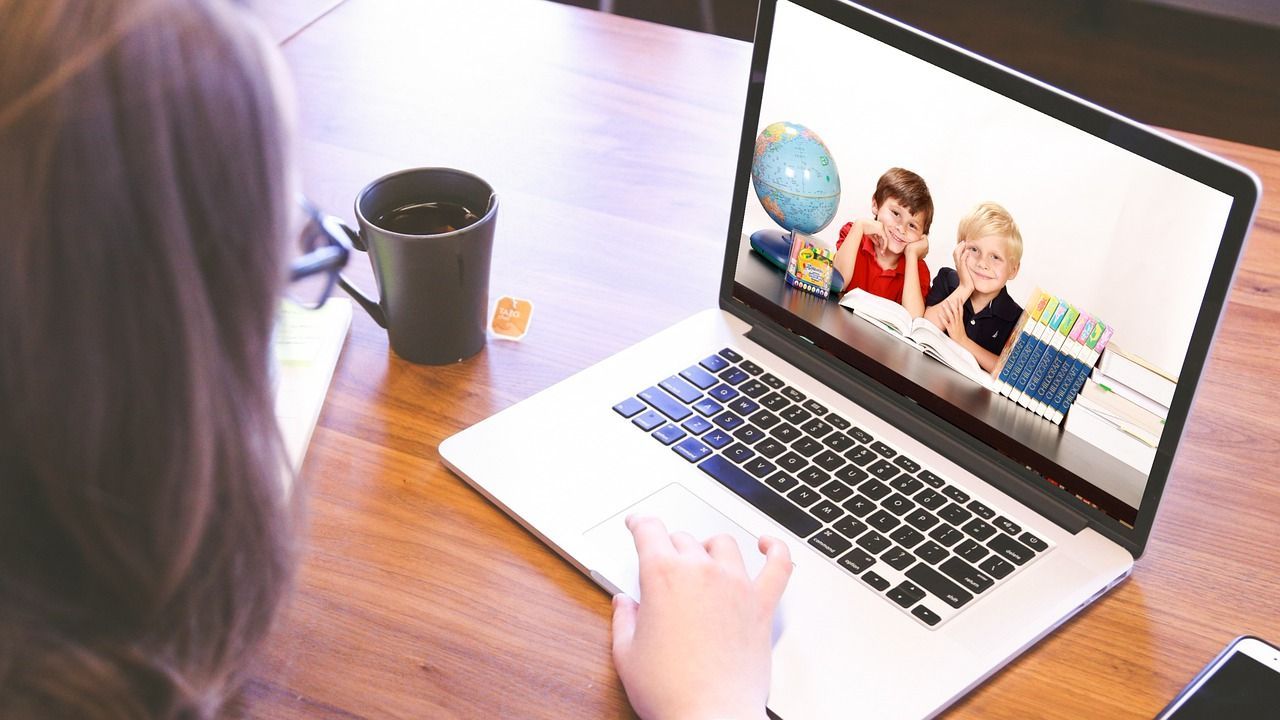 Online talks are an option to bring together researchers and students | Image by Mohamed Hassan from Pixabay