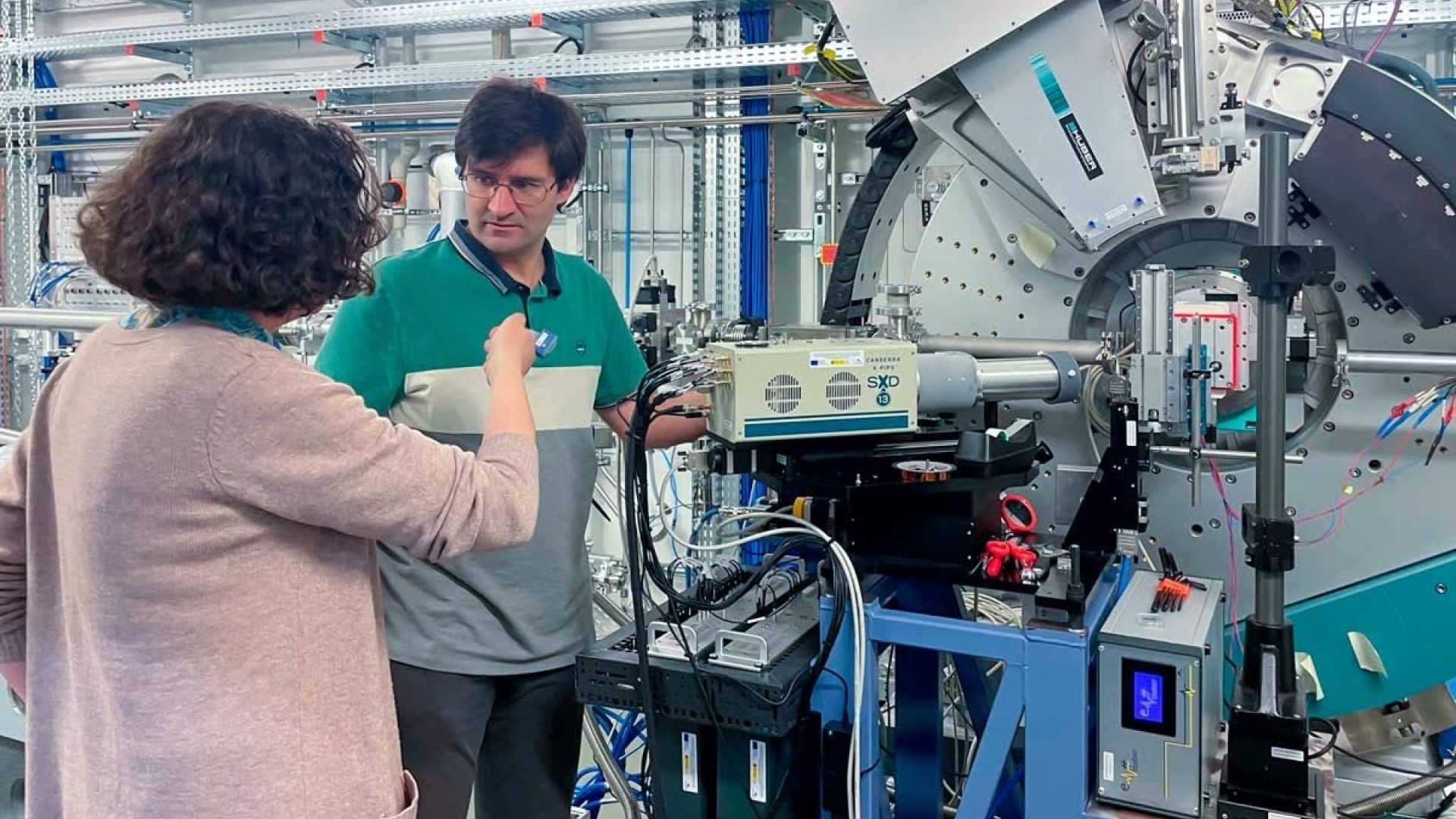 M. Rosa Palacín (ICMAB researcher) and Giovanni Agostini (beamline responsible at NOTOS)