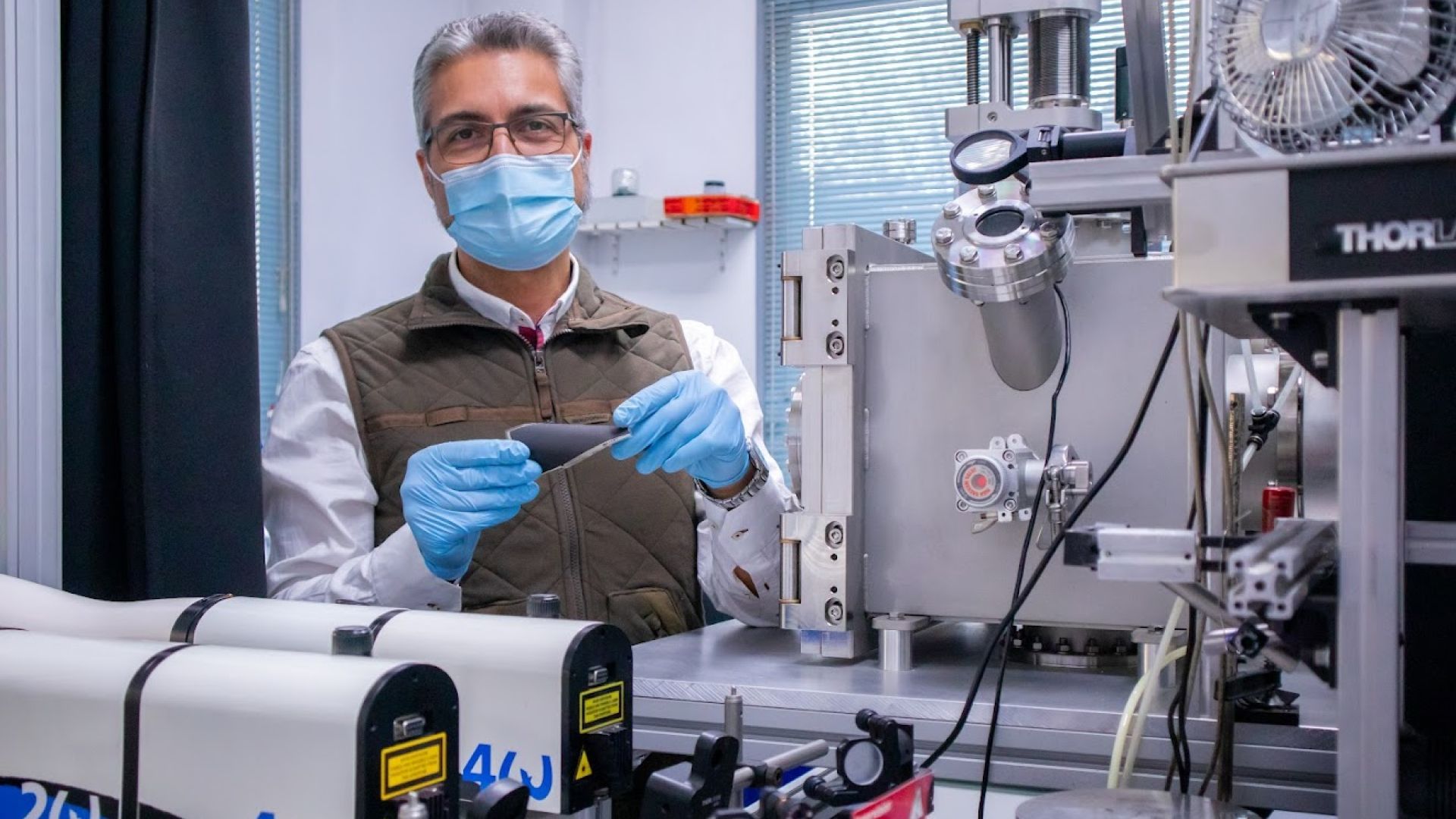 Ángel Pérez del Pino in the lab | ICMAB-CSIC