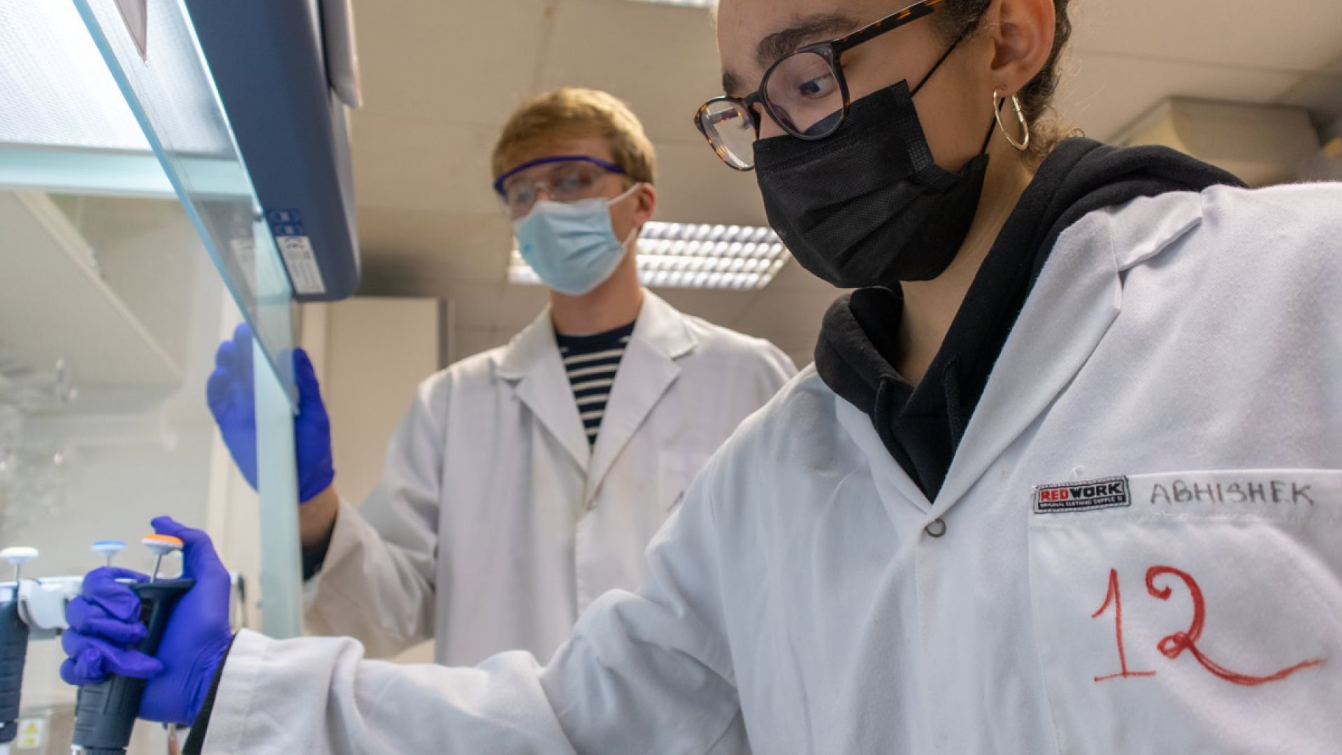 Jana Arroyo and supervisor Thomas Meslier in the NN group lab