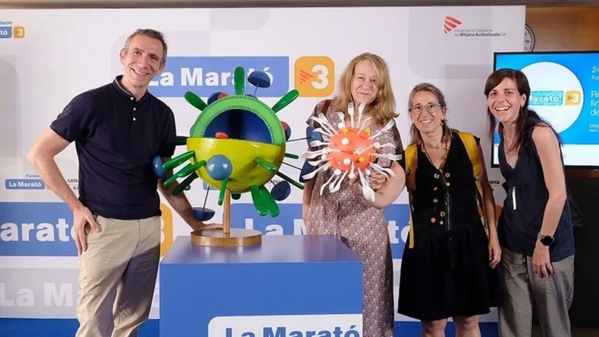Imma Ratera with other researchers during the Social Return event of La Marató