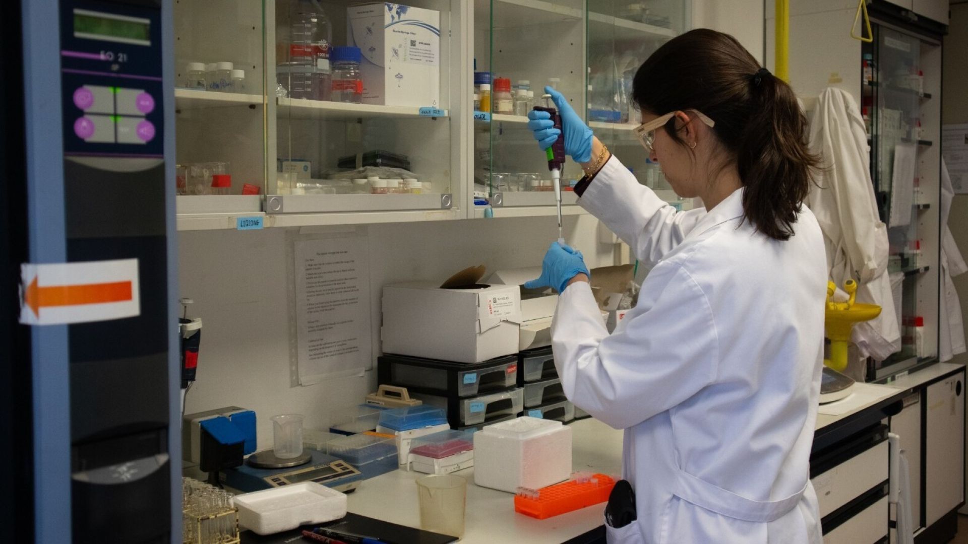 Anna Solé, PhD fellow at the NN group, in the lab | Daniel Rodríguez, ICMAB-CSIC