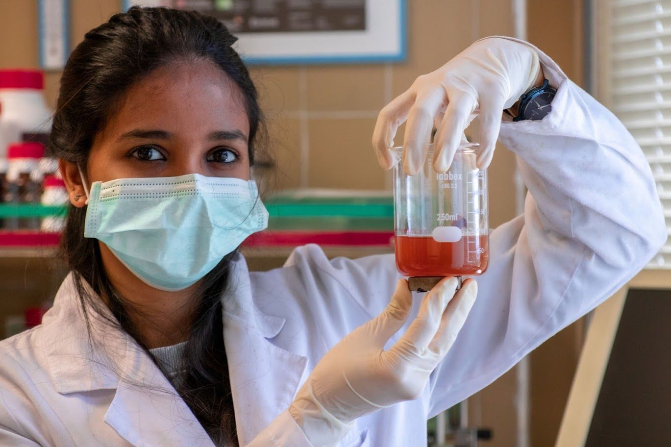 Jewel Ann Maria Xavier, ICMAB researcher, with the magnetic nanoparticles. | ICMAB-CSIC