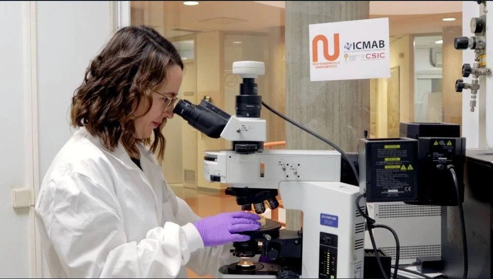 Amanda Muñoz using an optical microscope | ICMAB, CSIC