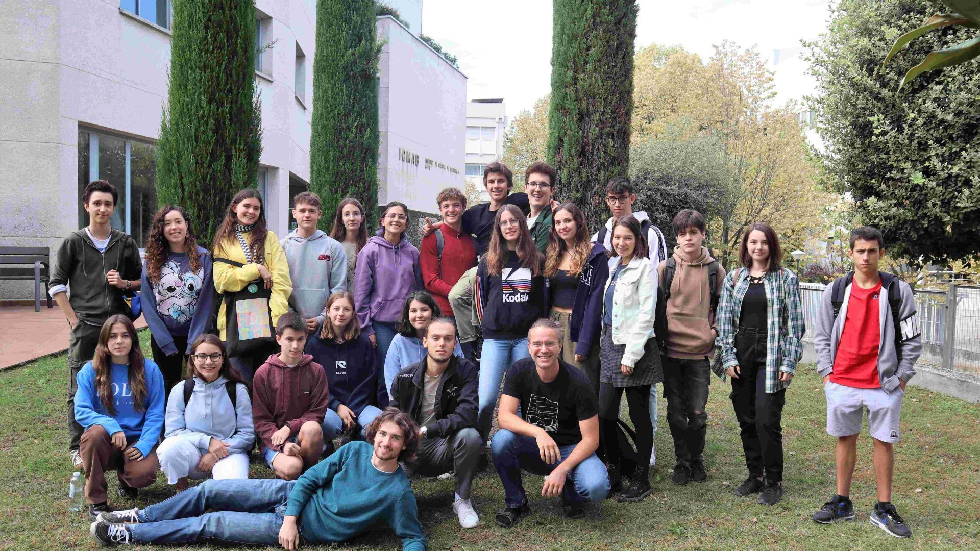 Students participating at the "Bojos per la Física" | ICMAB-CSIC
