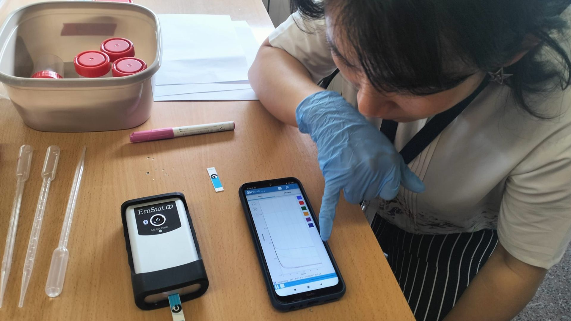 Student using the sensor in Rubí highschool | ICMAB-CSIC
