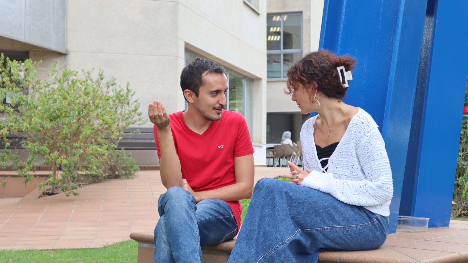 Guillem Vargas and Giulia Pancotti exchange languages | ICMAB