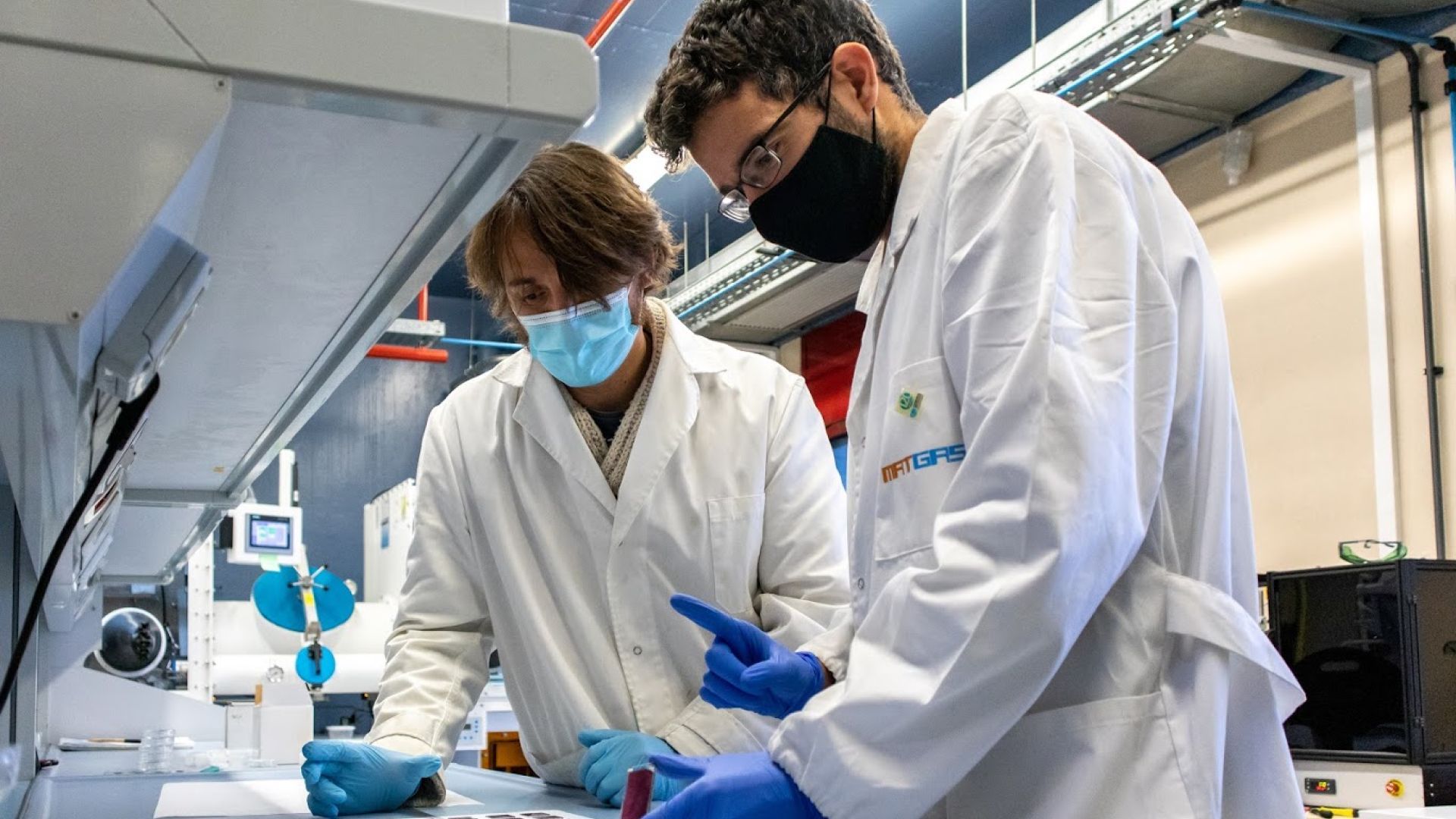 Mariano Campoy-Quiles and Xabier Rodríguez-Martínez, co-authors of the study, in their lab | ICMAB