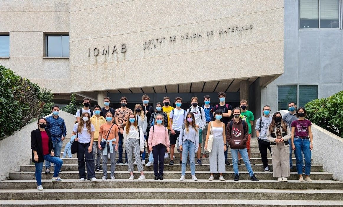 "Bojos per la Física" participants in front of ICMAB.
