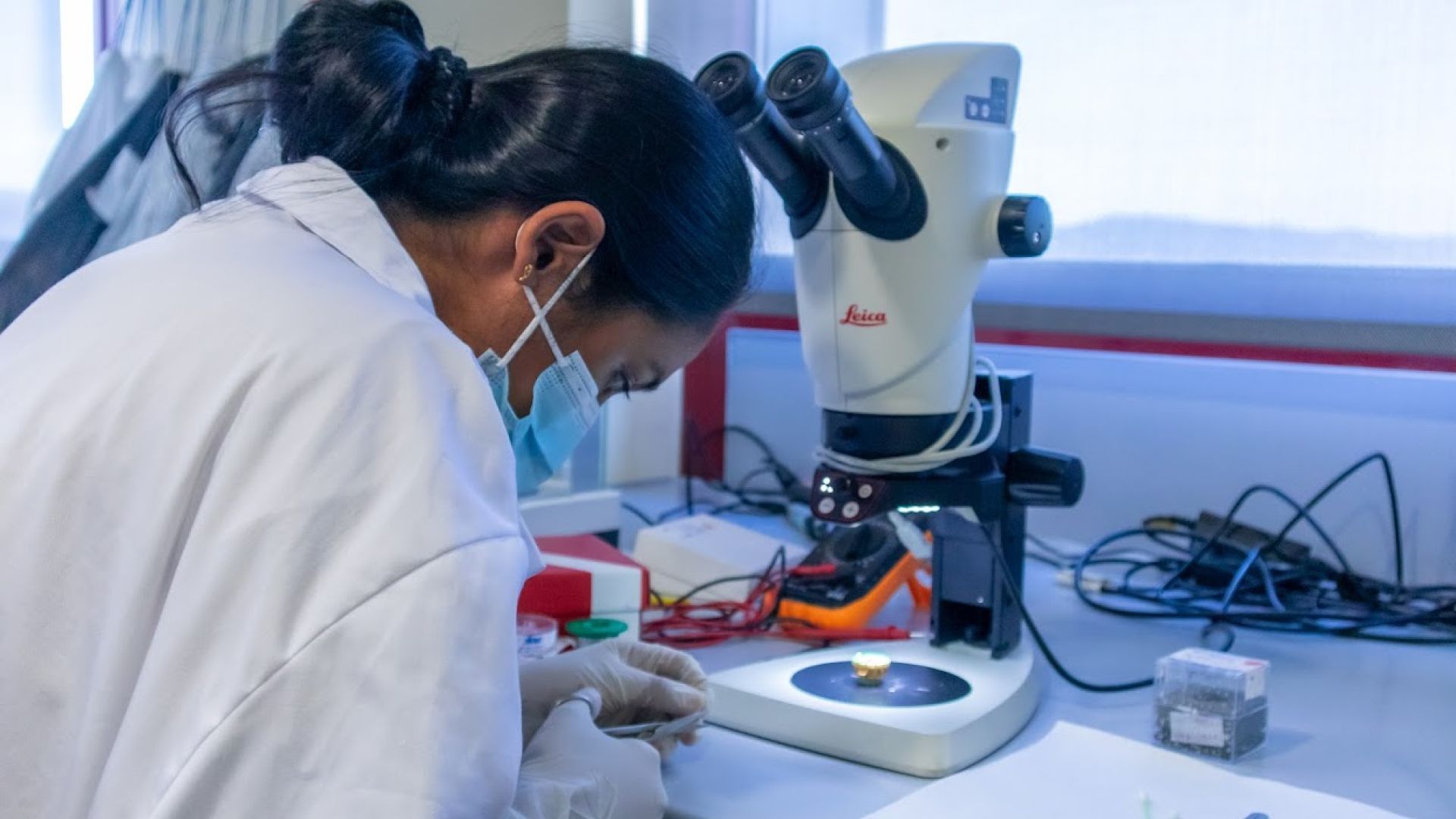 Aiswarya Kethamkuzhi, ICMAB PhD researcher, at the SUMAN Group Lab