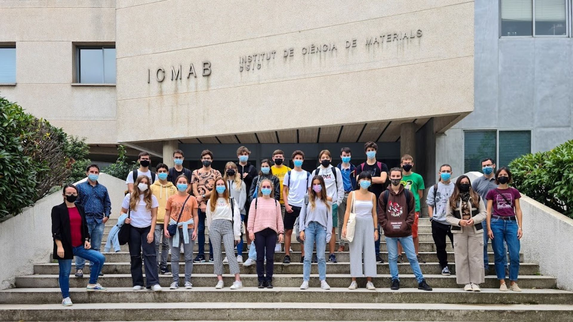 "Bojos per la Física" participants in front of ICMAB.