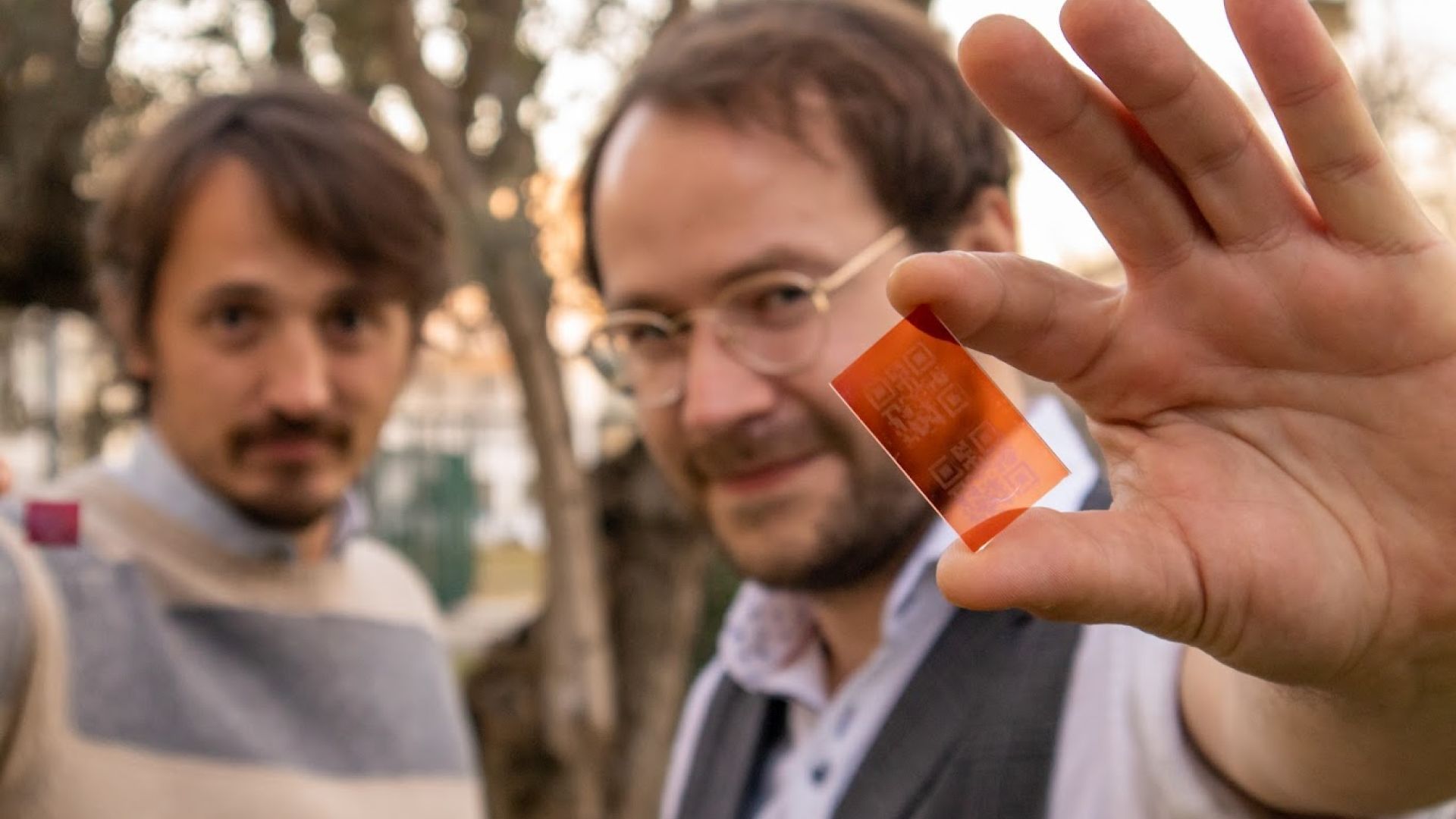 Mariano Campoy-Quiles and Aleksandr Perevedentsev, founders of Molecular Gate S.L. CSIC spin-off, showing the anti-counterfeiting technology | ICMAB-CSIC