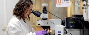 Amanda Muñoz using an optical microscope | ICMAB, CSIC